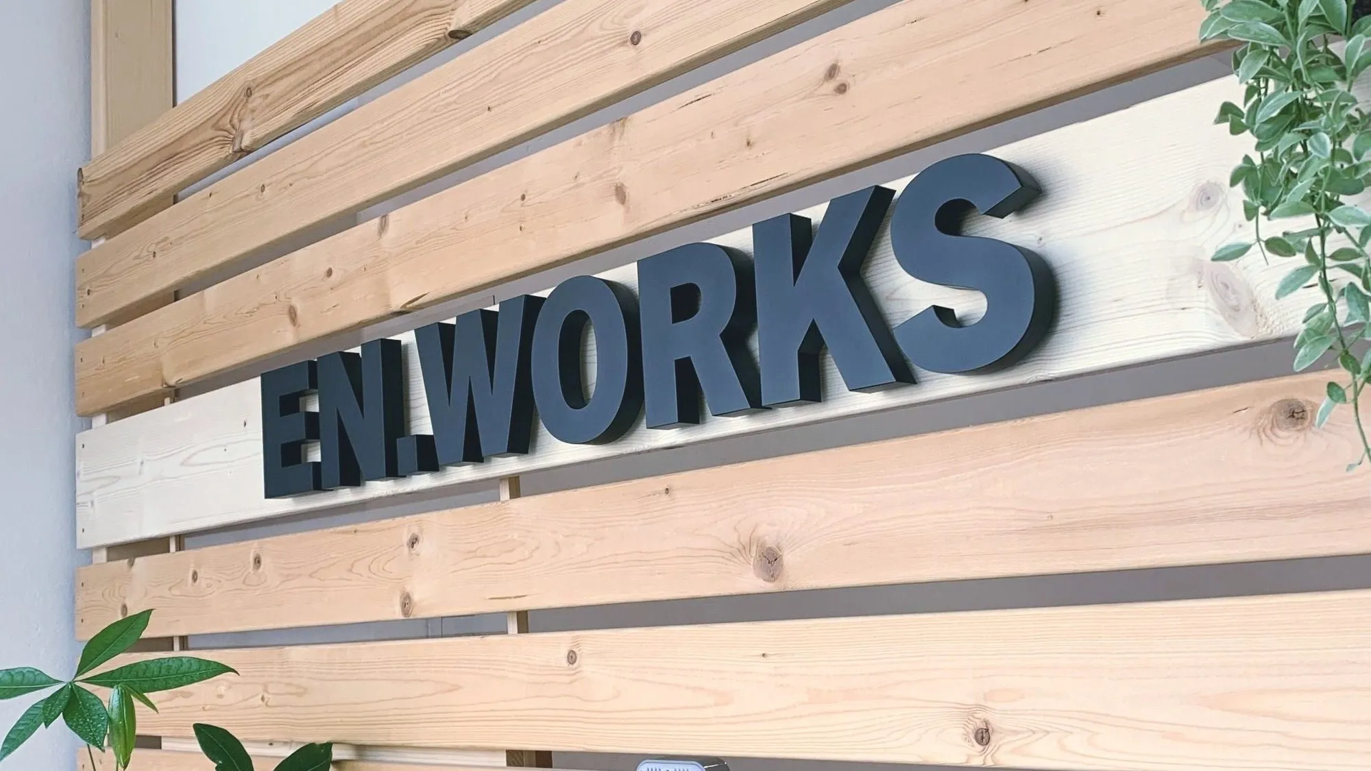 EN.WORKS オフィスのサイン